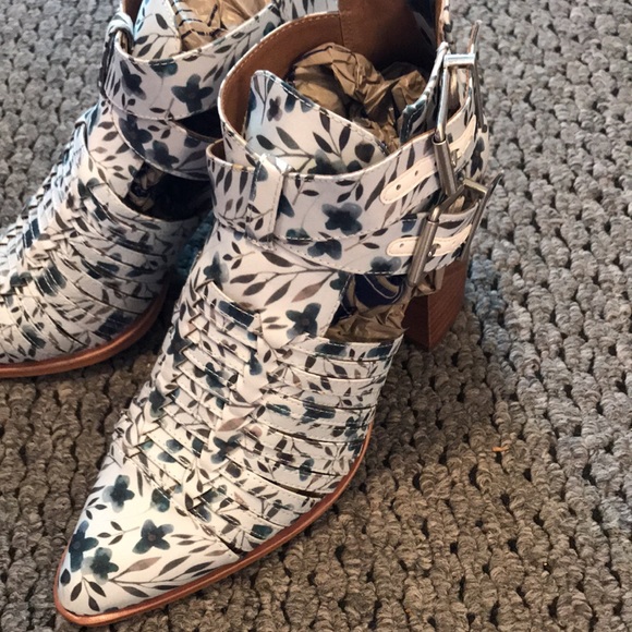 Gianni Bini Summer booties - Picture 9 of 9